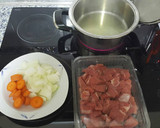 Foto del paso 1 de la receta: Ternera en salsa con patatas