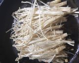 Foto langkah ke 2 dari resep Enoki saus shoyu.