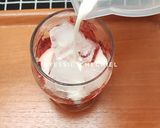 Foto langkah ke 3 dari resep Korean Strawberry Milk.