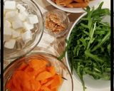 Foto del paso 2 de la receta: Macarrones integrales con rúcula, zanahoria, queso feta y nueces