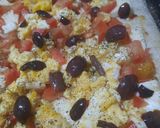 Foto del paso 4 de la receta: Pizza 2 sabores: huevo duro, olivas negras y 4 quesos con olivas verdes