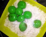 Foto langkah ke 6 dari resep Klepon Ketan Isi Gula Merah.