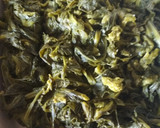 Foto del paso 1 de la receta: Revuelto de grelos con piñones y pasas