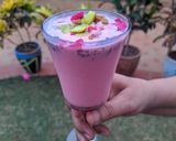 A picture of step 3 of Rose ice cream shake.