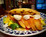 Foto del paso 3 de la receta: Tacos de salmón marinado con mango y aguacate a los frutos rojos