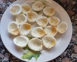 Foto del paso 1 de la receta: Huevos rellenos de surimi y gambas