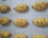 Foto langkah ke 6 dari resep Crunchy Sausage Rollbread.