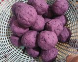 Foto langkah ke 3 dari resep Bola Ubi Ungu Isi Cokelat.