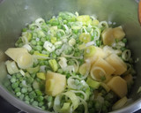 Foto del paso 1 de la receta: Crema de guisantes y puerros con huevo