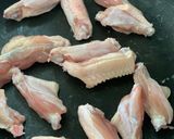 รูปขั้นตอนการทำที่ 1 ของ ปีกไก่คั่วสมุนไพรพริกป่น