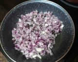 Foto del paso 4 de la receta: Buñuelos de puré de papas, abadejo, palitos de cangrejo y cebolla sofrita con ensalada