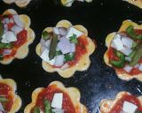صورة لخطوة 2 من وصفة بيتزا الوردة بالعجينة المورقة 😋😋😋😋😋😋شحال بنييية