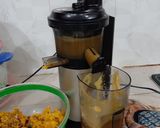 Hình bước làm 3 của món Nước ép táo bí đỏ