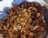 รูปขั้นตอนการทำที่ 4 ของ หมูสามชั้นทอดน้ำปลา กระเทียมเจียวพริกแห้ง