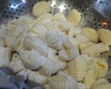 Foto del paso 4 de la receta: Ñoquis de papas caseros con salsa de pollo