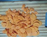 Foto del paso 1 de la receta: Omelette de cebollas caramelizadas, zanahoria y choclo..