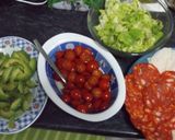 Foto del paso 1 de la receta Tortilla con perejil rellena con huevos revueltos, salchichón y jamón