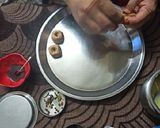 मिनी एप्पल शेप पेड़ा (Mini apple shape peda recipe in hindi) रेसिपी चरण 4 फोटो