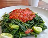 Foto langkah ke 3 dari resep Plecing Kangkung Rebus Sambal Tomat Segar.