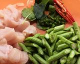 รูปขั้นตอนการทำที่ 1 ของ พริกแกงไก่ถั่วฝักยาว​ เมนูอาหารคลีน