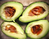 Foto del paso 2 de la receta: Aguacate al horno relleno de salmón y huevo