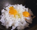 Hình bước làm 1 của món Bánh phở chiên trứng