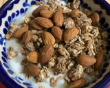 Foto del paso 3 de la receta: Yogur con granola y almendras