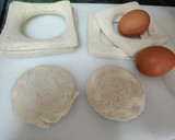 Foto del paso 1 de la receta: Bocaditos de queso con salchichas y huevos al nido