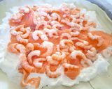 Foto del passaggio 2 della ricetta Pizza rustica con stracciatella gamberetti e salmone