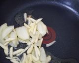 Gambar langkah 1 resipi Kuali Yee Mee.