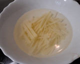 Foto del paso 7 de la receta: Huevos rotos con calamar en su tinta y patatas paja