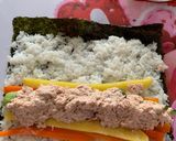 Hình bước làm 4 của món Kimbap Cá Ngừ Ngâm Dầu
