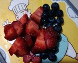 Gambar langkah 1 resipi Berry Bliss Smoothie Bowl.