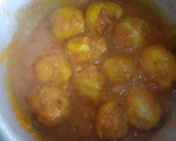 A picture of step 2 of Dum Aloo.