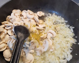 Foto del paso 1 de la receta: Filetes de pavo en salsa suave con champiñones