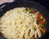Foto del paso 7 de la receta: Pasta con puerro, espinacas y aceitunas negras (vegano)