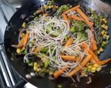 Foto del paso 4 de la receta: Wok de verduras, fideos de arroz y langostinos