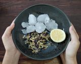 Foto langkah ke 2 dari resep Butterfly Pea & Lemon Iced Tea.