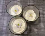 Foto del paso 3 de la receta: Huevos rellenos en vaso decorados con begonias comestibles