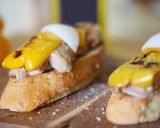A picture of step 2 of Tuna in olive oil, peppers and sweet onions on toast.