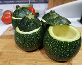 Foto del paso 1 de la receta: Calabacines luna rellenos de carne y verduras