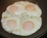 Foto del paso 2 de la receta: Huevos fritos con chorizos caseros y pimientos al tuntun