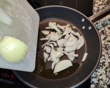 Foto del paso 2 de la receta: Emperador con cebolla caramelizada, champiñones rodajas de tomate con un toque de vino blanco