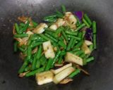 Foto langkah ke 5 dari resep Tumis Kacang Panjang dan Terong.