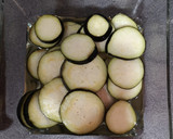 Foto del paso 1 de la receta: Berenjenas rebozadas y filetes al ajillo