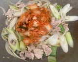 รูปขั้นตอนการทำที่ 5 ของ หมูผัดกิมจิ kimchi duruchigi 김치 두루치기 Kimchi & Pork Stir Fry