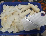 Foto langkah ke 2 dari resep Keripik singkong daun kunyit.