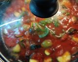 Gyors cukkinis kolbászos egytál paradicsommártásban recept fázis 3 fotója