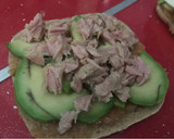 Foto del paso 3 de la receta: Tostada de aguacate, tomate, atún y queso