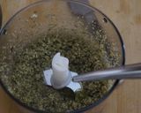 Foto del paso 3 de la receta Pesto vegano de aguacate y pipas de calabaza